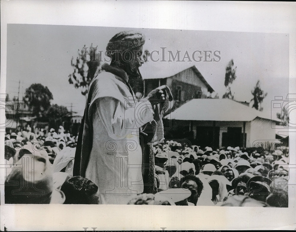 1935 Press Photo Ethiopians hear Emperors proclamation - Historic Images