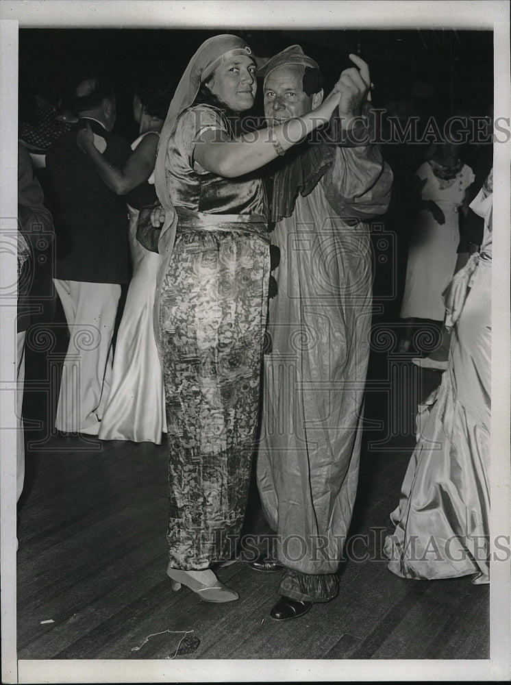 1934 Press Photo Mrs Arthur Orbis Robert Bartlett Circus Ball Sands Point Bath - Historic Images