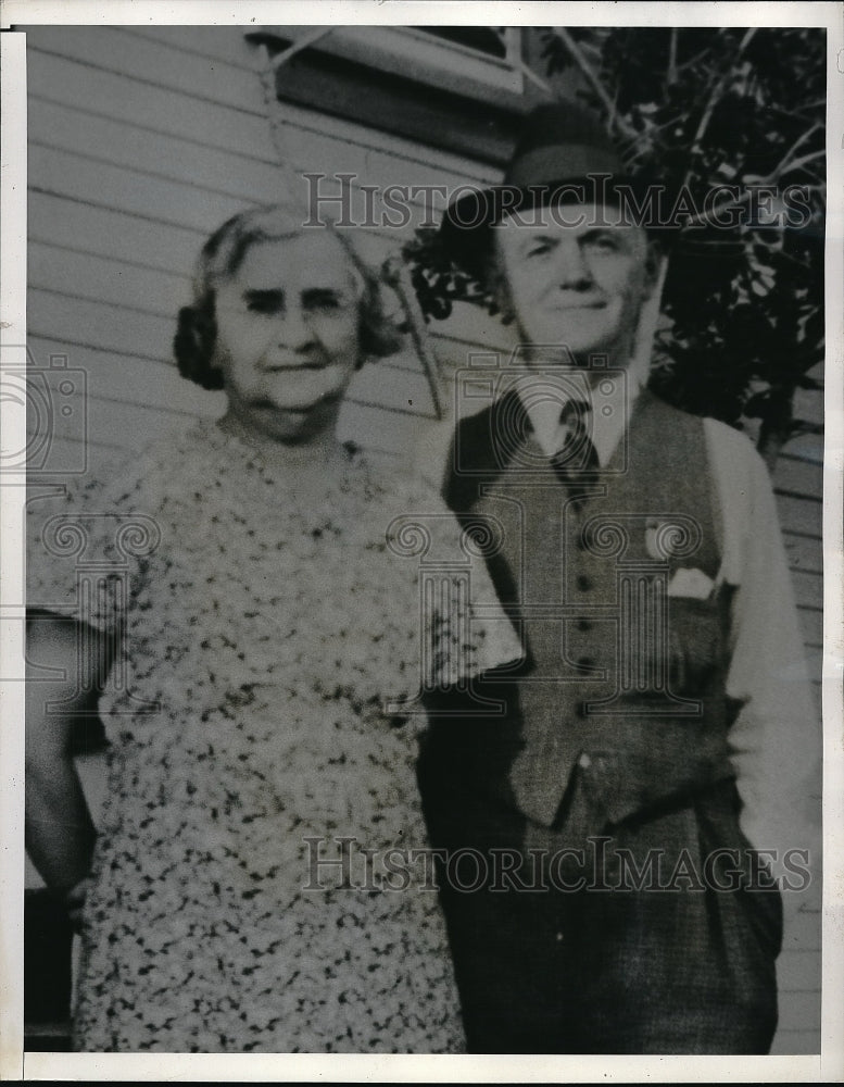 1939 Press Photo Albert Singer Mrs Frances Singer Farm Couple - Historic Images