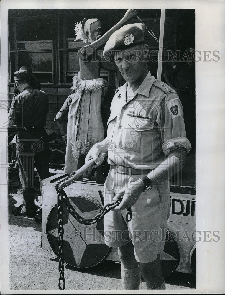 1961 Press Photo A United Nations Camp Commander Displays Heavy Chain To A Club - Historic Images