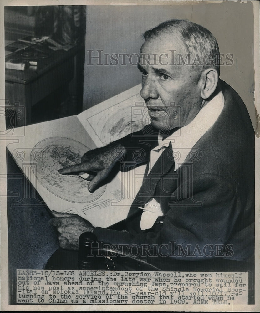 1947 Press Photo Dr.Corydon Wassell, Supt. of Shingle Memorial Hosp. in Molokai. - Historic Images