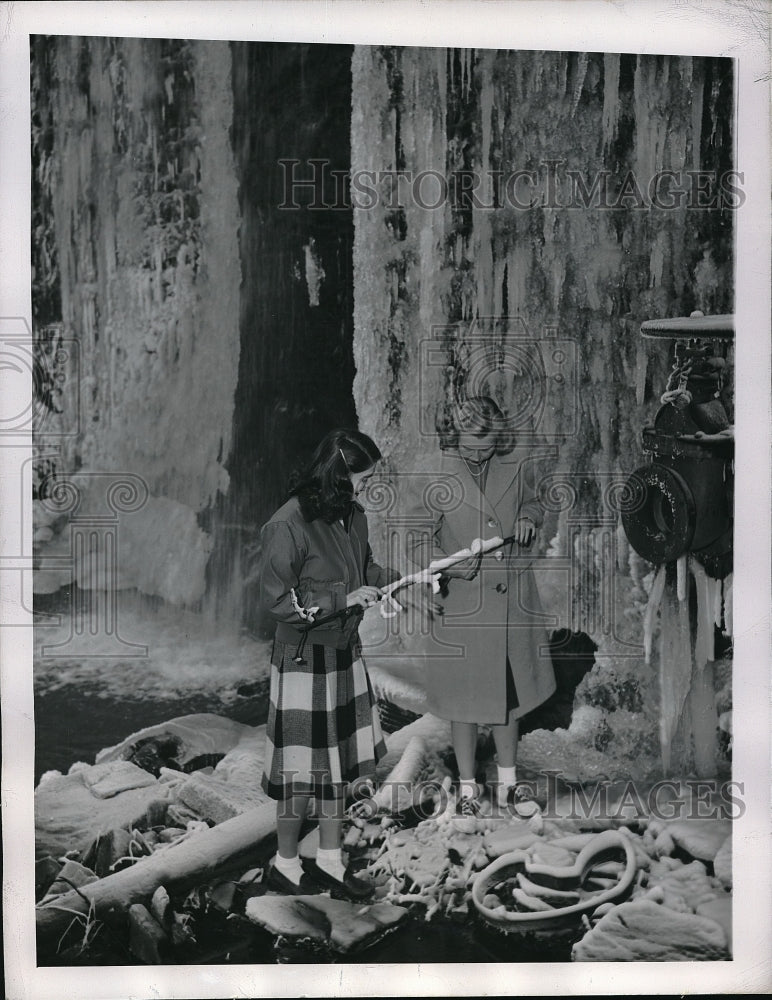 1948 Betty Rae Olds &amp; Mrs James Holiday Look At Icicles-Historic Images