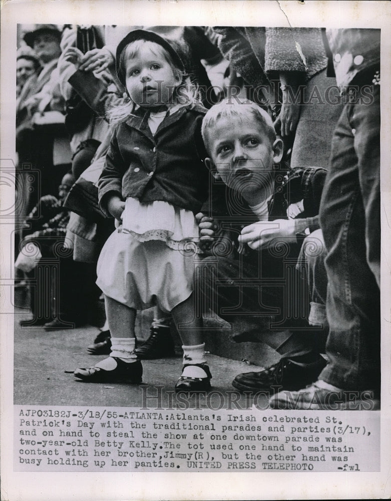 1955 Press Photo Atlanta, Ga Irish children watch St Patrick&#39;s Day parade - Historic Images