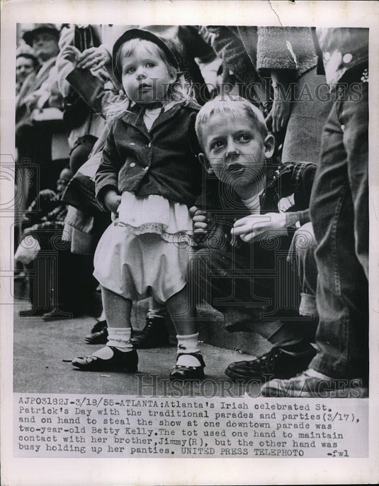 1955 Press Photo Atlanta, Ga Irish children watch St Patrick's Day parade - Historic Images