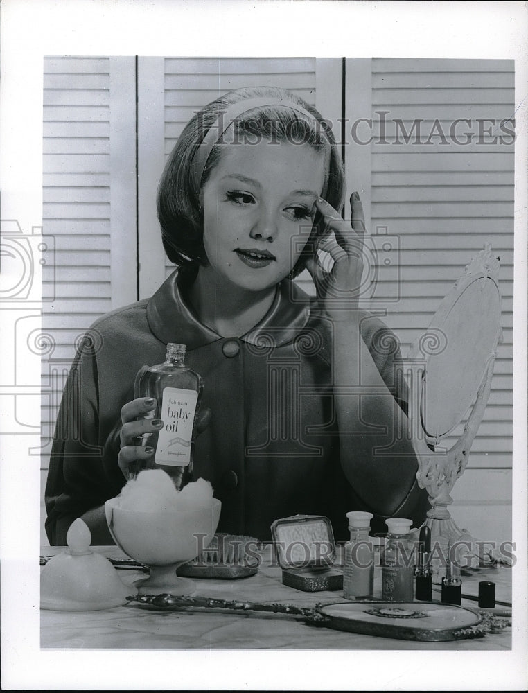 1963 Press Photo Using baby oil to clean and lubricate eye lids and brows. - Historic Images