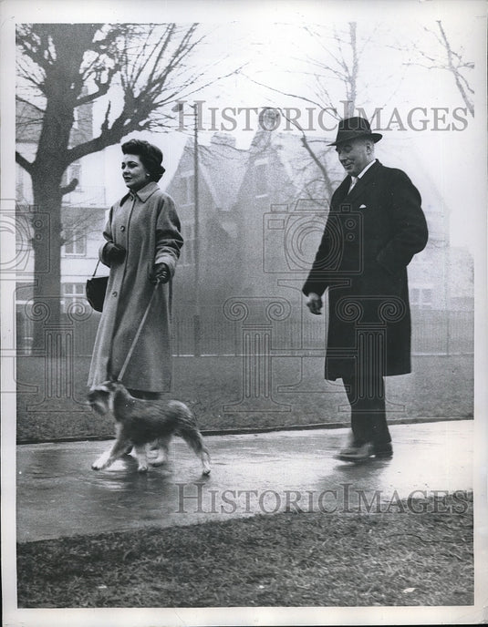 1960 Press Photo Pamela Cross Stern and her dog Sternroc Sticky Wicket walks - Historic Images