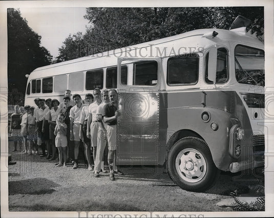 1957 Press Photo Riverside, Conn. Clyde Nichols & family in their travel bus - Historic Images