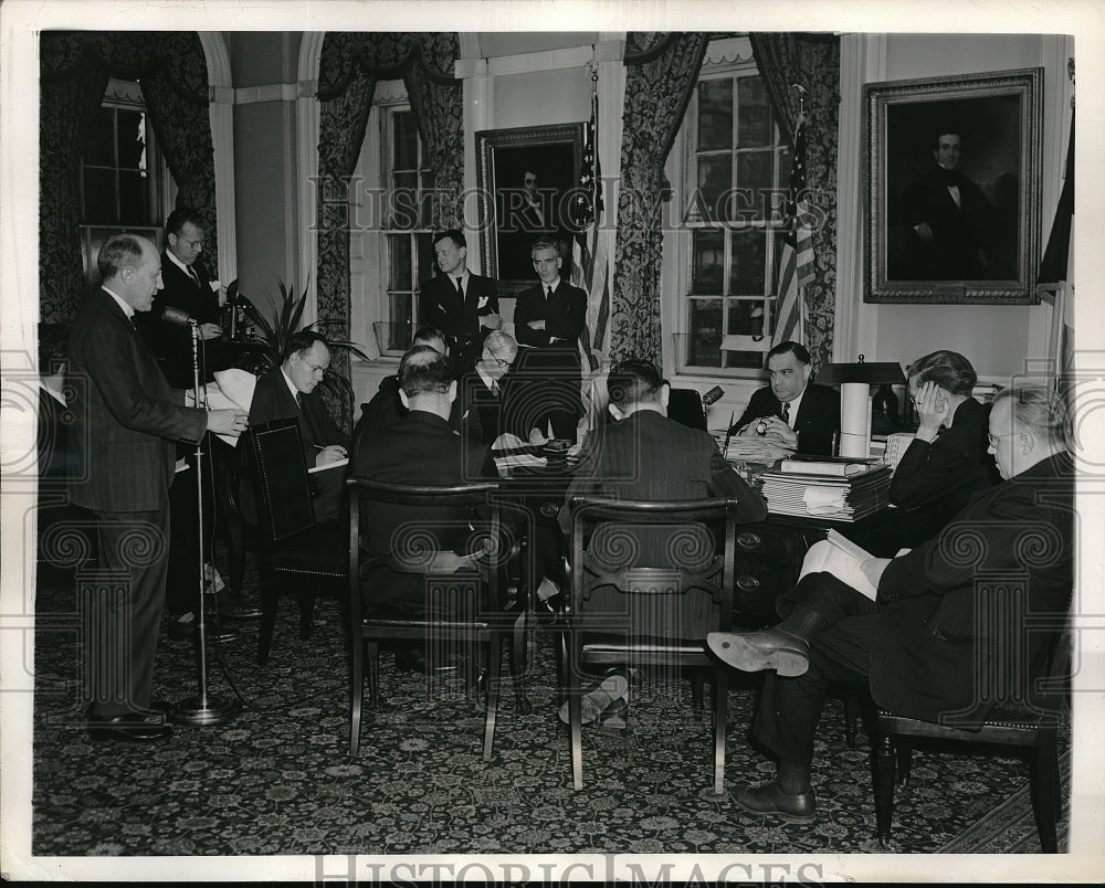 1941 Press Photo NY Mayor LaGuardia in mtg. on civilian conduct during air raid - Historic Images