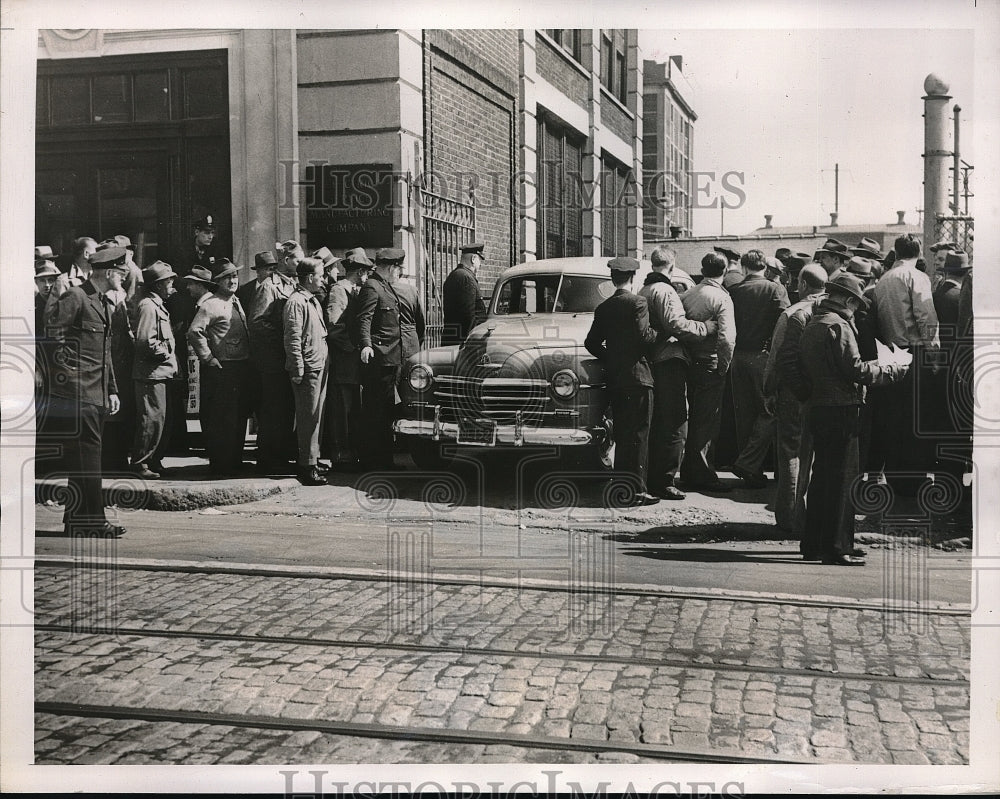 1948 Press Photo Philadelphia, Pa Electric Service Mfg Co striker return work - Historic Images