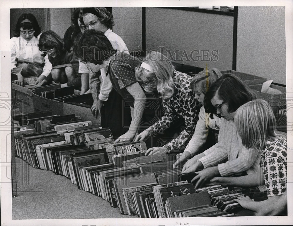 1964 Northfield elementary school Library - Historic Images