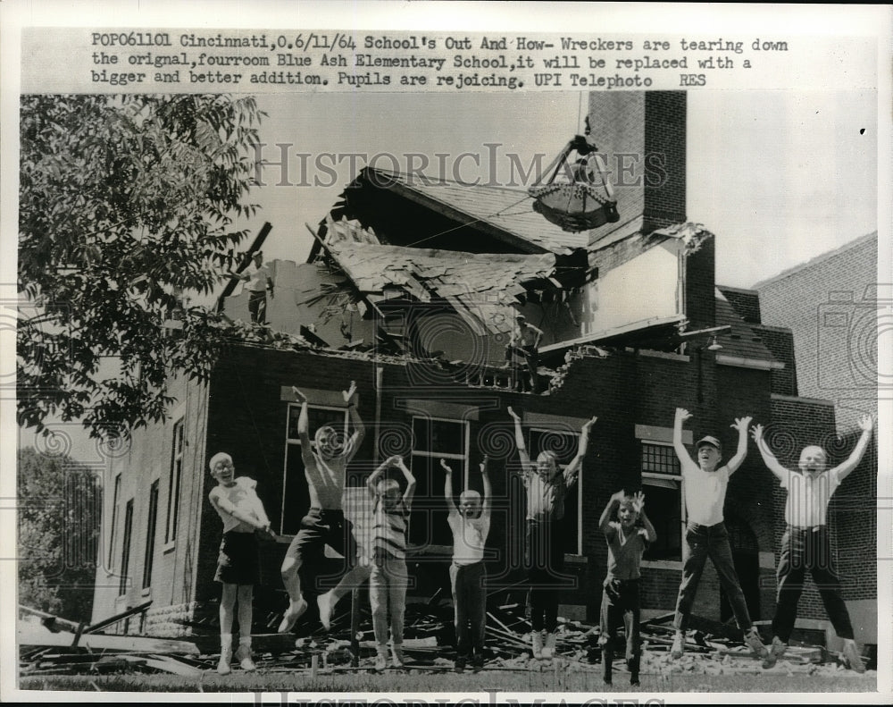 1964 Press Photo Schools out and how Cincinnati - neb57335 - Historic Images