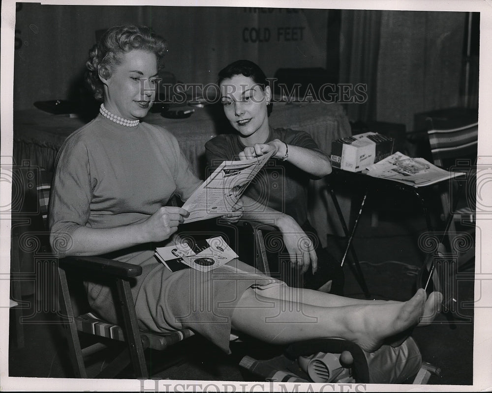 1956 Press Photo fair visitor Betty Johnson trying &quot;Vibra-tone&quot; massage gadget - Historic Images