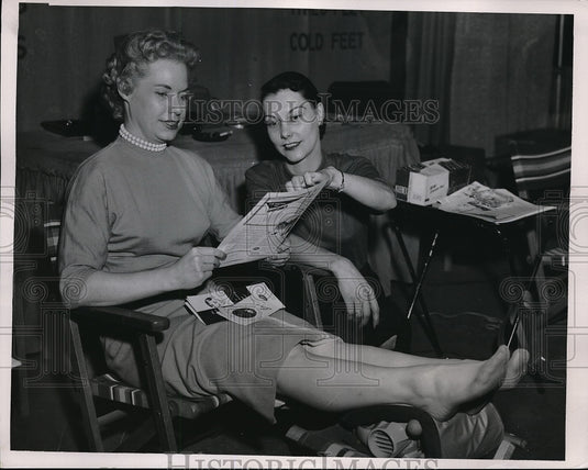 1956 Press Photo fair visitor Betty Johnson trying "Vibra-tone" massage gadget - Historic Images