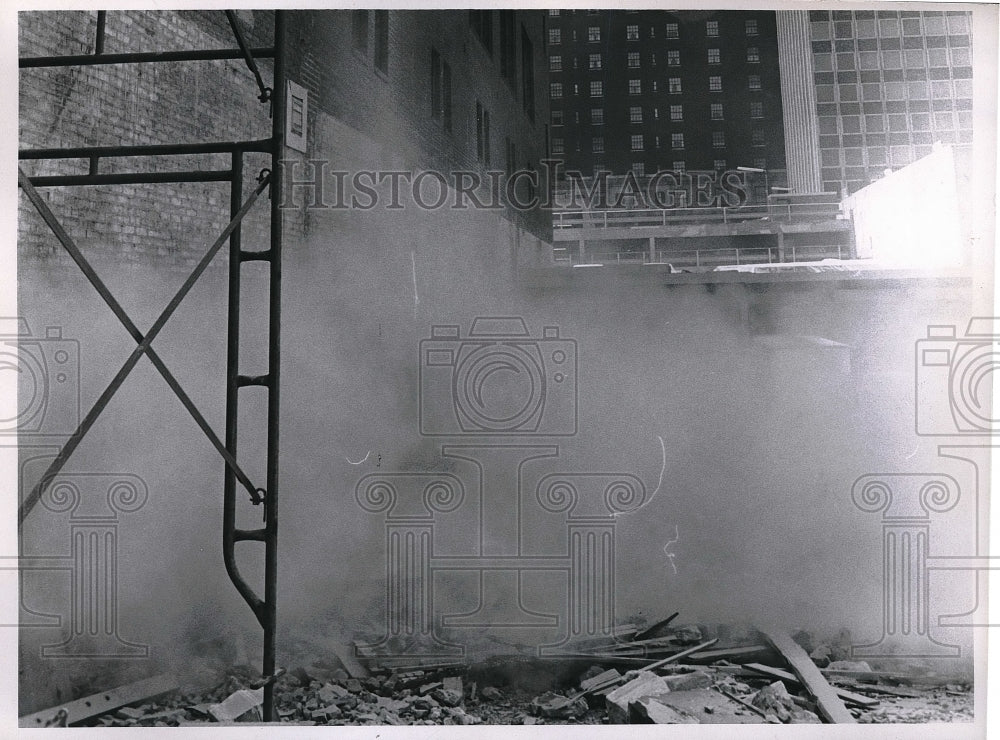 1949 Press Photo Dust clouds from construction Sterling bldg in Cleveland, Ohio - Historic Images