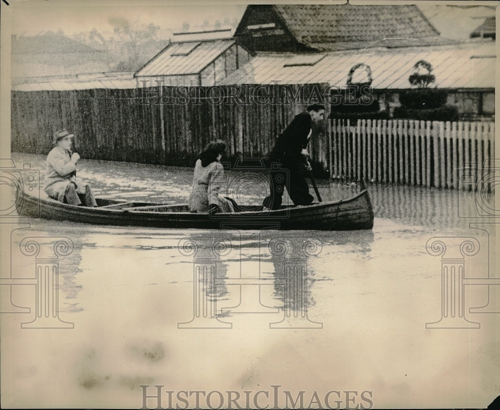 1947 Press Photo People ina canoe in floodwaters in England - Historic Images