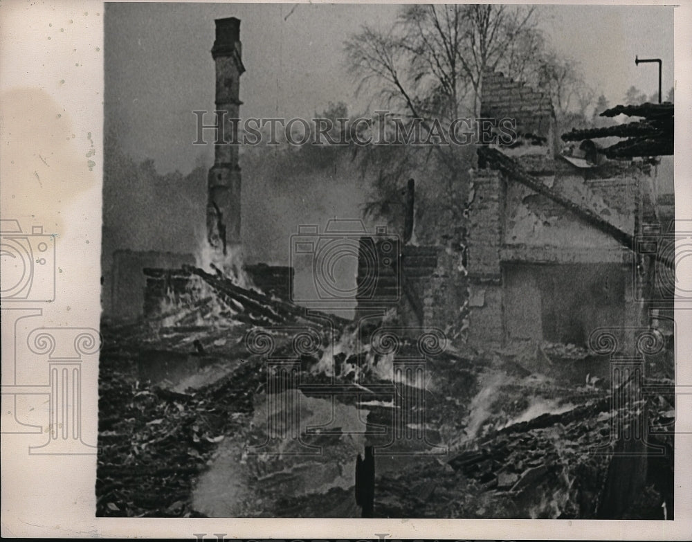 1940 Press Photo Burning building remains after It collapsed - Historic Images