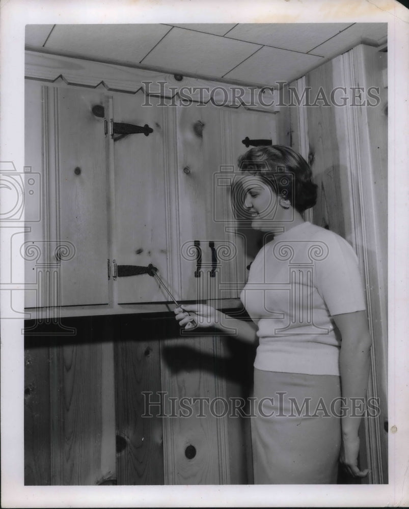 1962 Press Photo Lady Pointing at Hinges on Cabinets - Historic Images