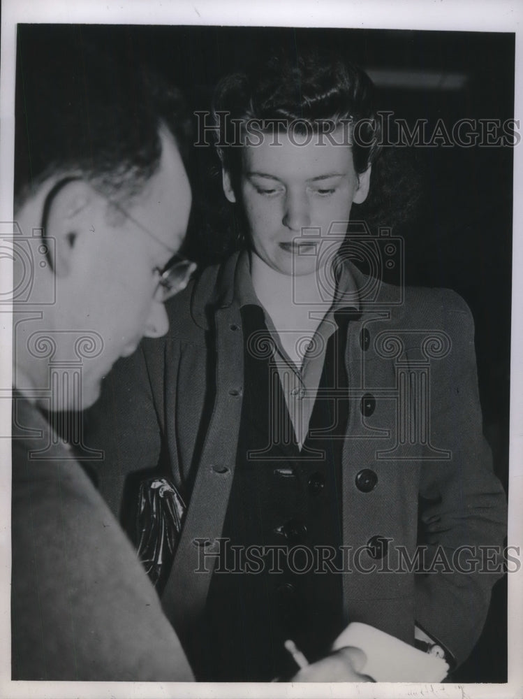 1946 Mrs.Orvin Grigsby British War Bride arrived in New York. - Historic Images