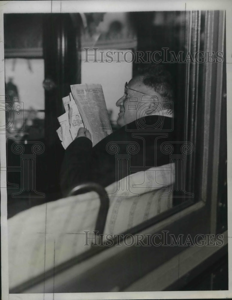 1933 Press Photo Maxim Litvinoff Reading Newspaper on Train Leaving New Jersey - Historic Images