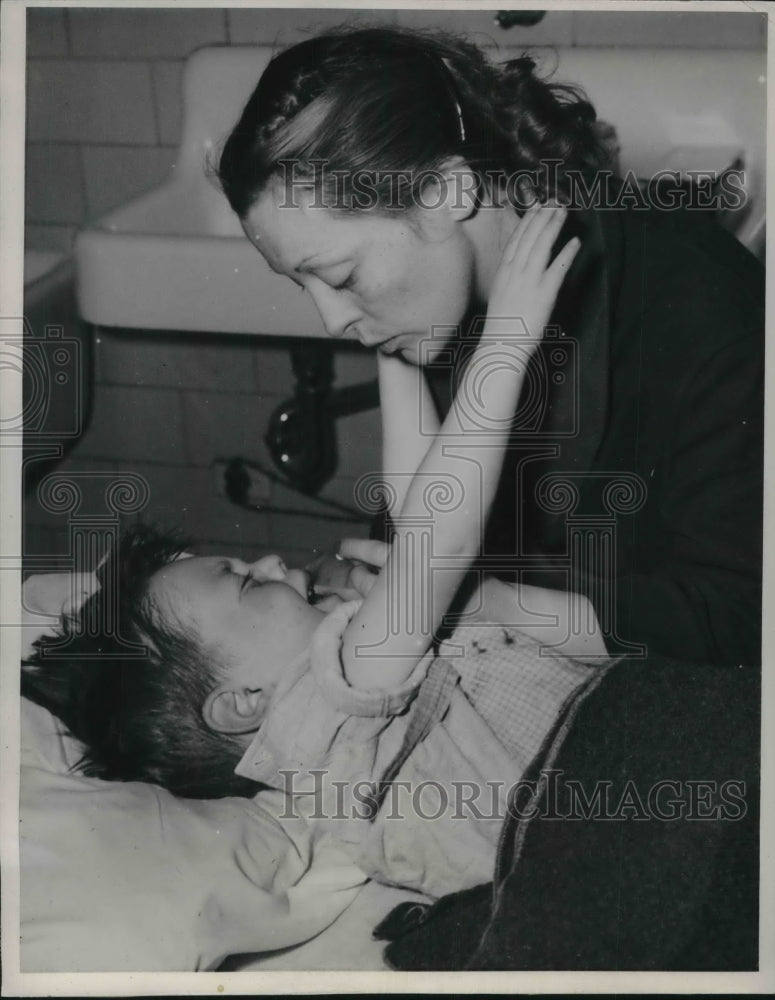 1941 Press Photo Barbara Greenberg Comforts Son Charles Greenberg 4,In Hospital-Historic Images