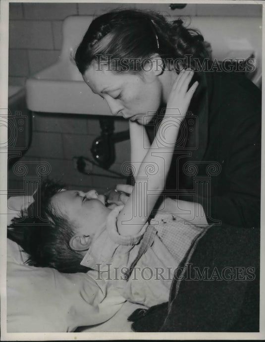 1941 Press Photo Barbara Greenberg Comforts Son Charles Greenberg 4,In Hospital-Historic Images
