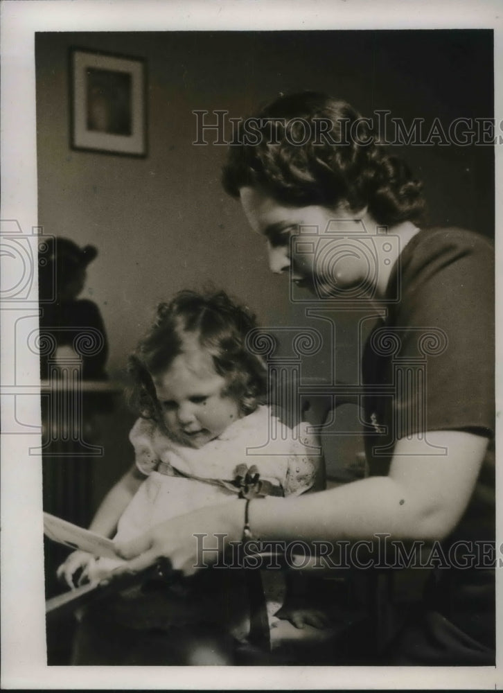 1940 Princess Sibylla of Sweden helped her youngest Child Reads. - Historic Images