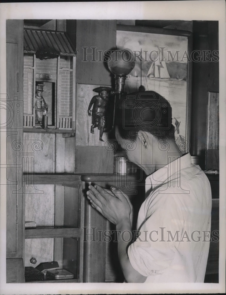 1938 Chinese Cook Ho Su give thanks after a year cruise in So Fong.-Historic Images