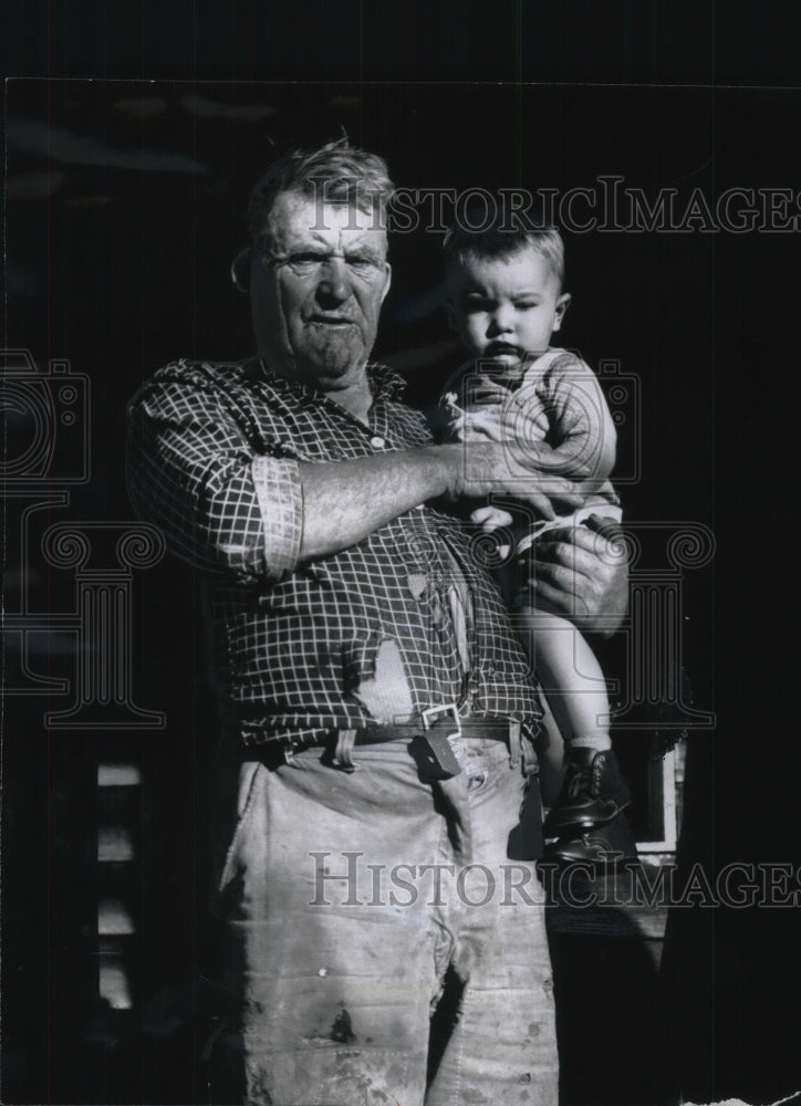 1969 Press Photo Farmer Willie Schaffer with his youngest Son - Historic Images