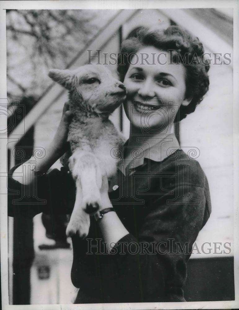 1955 Press Photo Glyn Stevens with Lamb at Children&#39;s Corner of London Zoo - Historic Images