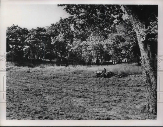 1971 Press Photo Man on Tractor Cutting High Grass on West Shoreway-Historic Images