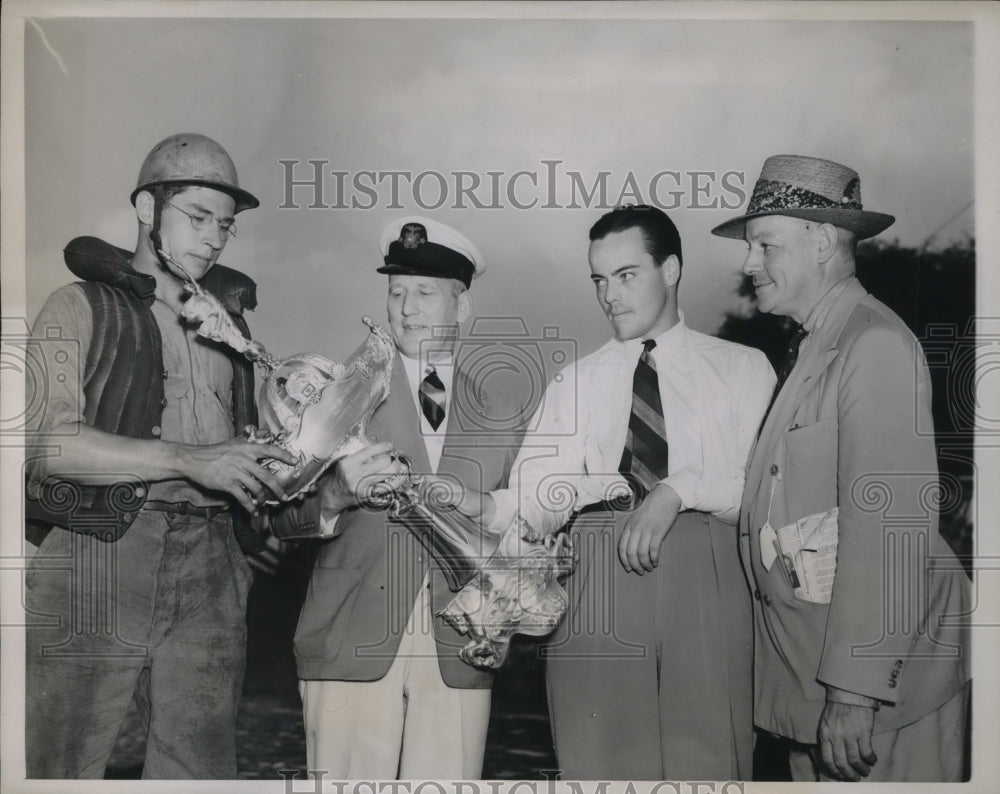 1939 Press Photo Jimmy Mullen Awarded Lipton Cup in Outboard Regatta, W. Kelly - Historic Images