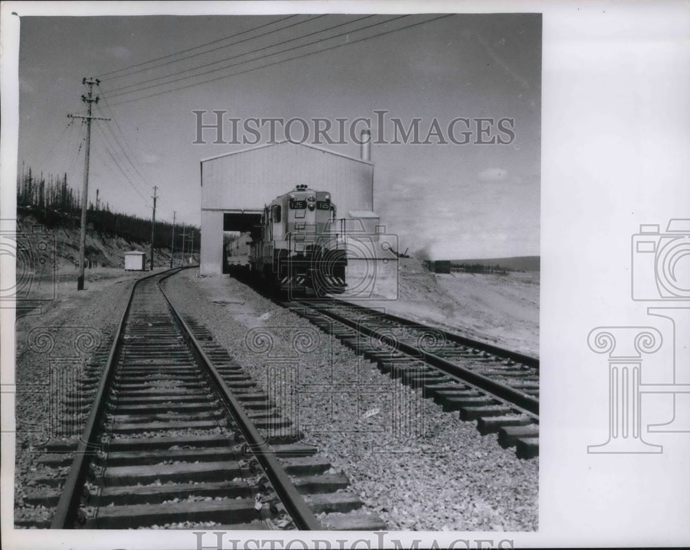 1963 Press Photo Canada Ore Crusher Plant in Quebec Crewless Car Train at plant - Historic Images