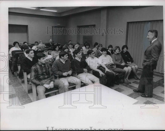 1967 Press Photo Dr Joseph Bilton Speaks To Class - Historic Images