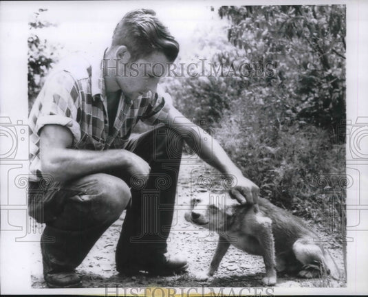 1958 Press Photo Spencer, W.Va. Edward Spencer & dog he saved from a flood-Historic Images