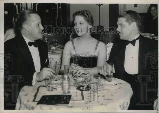 1939 NYC, Mr & Mrs Van R, Sternbergh, John Finger, New Years Eve - Historic Images
