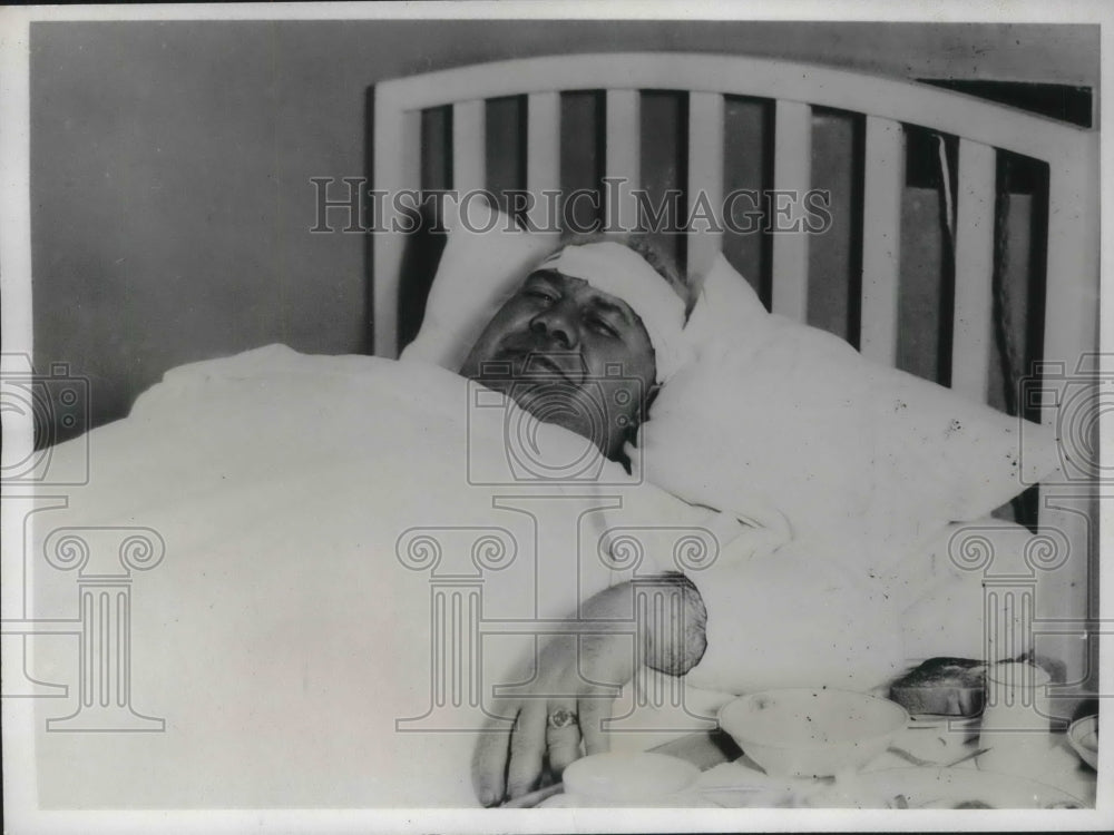 1933 Press Photo William Sinnott, NY Detective in hospital from bullet wound - Historic Images