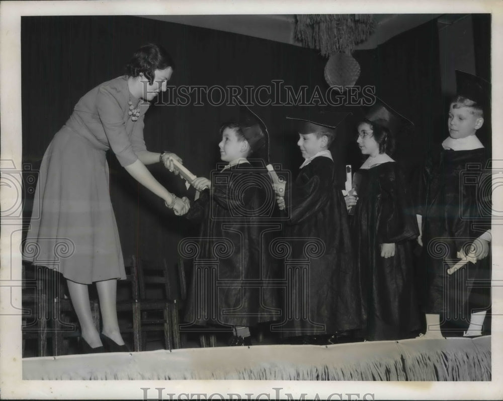 1940 Press Photo Kindergarten Miss Margaret J. smith Joseph Abbattesta, George - Historic Images