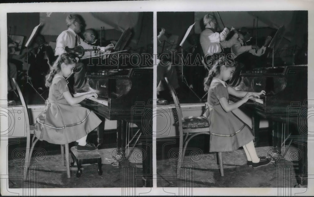 1958 Press Photo Eight Year Old Piano Prodigy Eugenie Adamec Uses Footstool - Historic Images