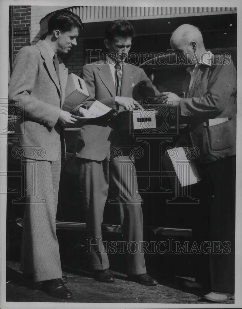 1946 Press Photo Three Men Examine Box Containing Ballots - Historic Images