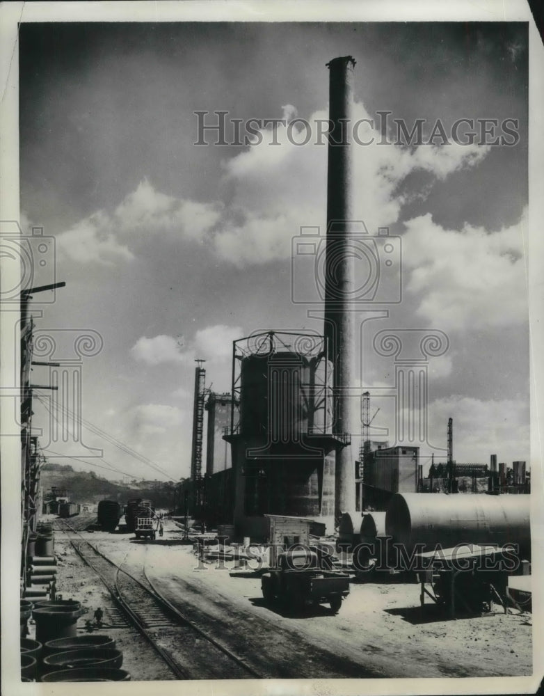 1951 Press Photo Thin smoke  stack at the Republic Steel Corp. in Cleveland. - Historic Images