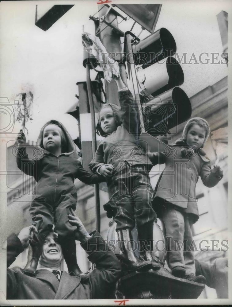 1960 Press Photo Kids watching parade in London - Historic Images