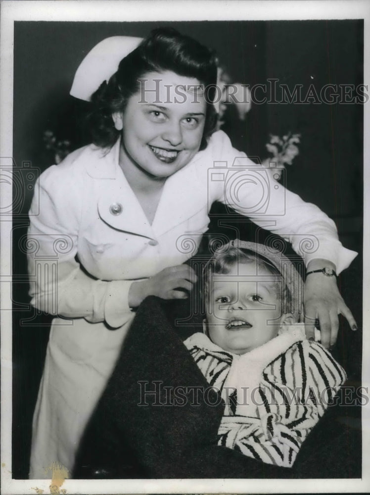 1943 Press Photo Paul Joseph Schuba, 4, Nurse Lillian Krauyalis - Historic Images