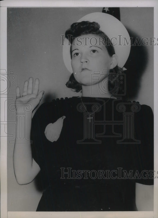 1939 Mrs. Leona Singer taking the oath at coroner inquest - Historic Images