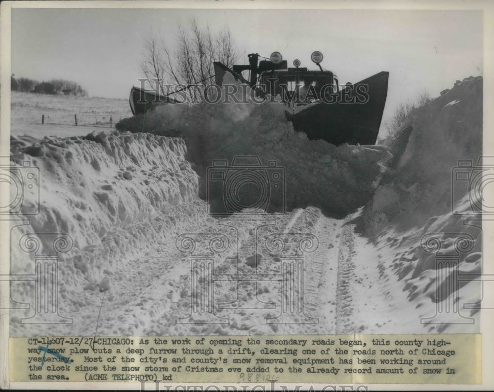 1951 Press Photo Clearing of roads north of Chicago after Christmas Eve storm - Historic Images