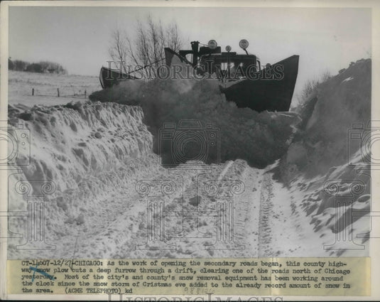 1951 Press Photo Clearing of roads north of Chicago after Christmas Eve storm - Historic Images