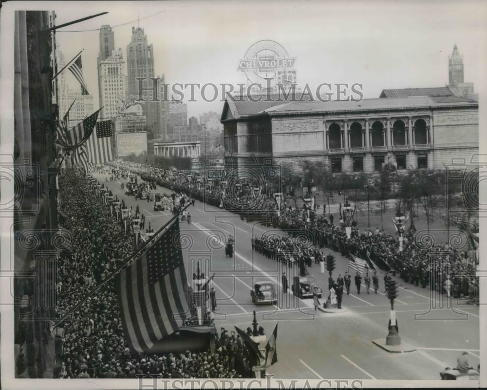 1939 Crowds cheer parading American Legionaires at Chicago Mich.Ave. - Historic Images