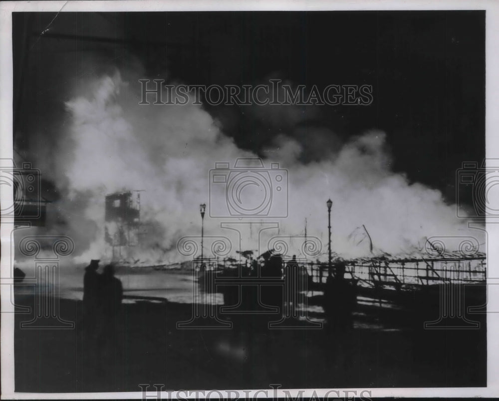 1943 wildwood, N.J. wooden boardwalk goes up in flames - Historic Images