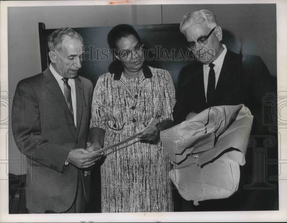 1964 Thomas Crisafi, Sec of State Mrs. Echols, Ray C. Miller - Historic Images