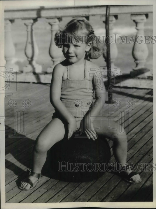 1936 Karen Wylie Rests In The Sun At Roney Plaza Cabana Sun Club - Historic Images