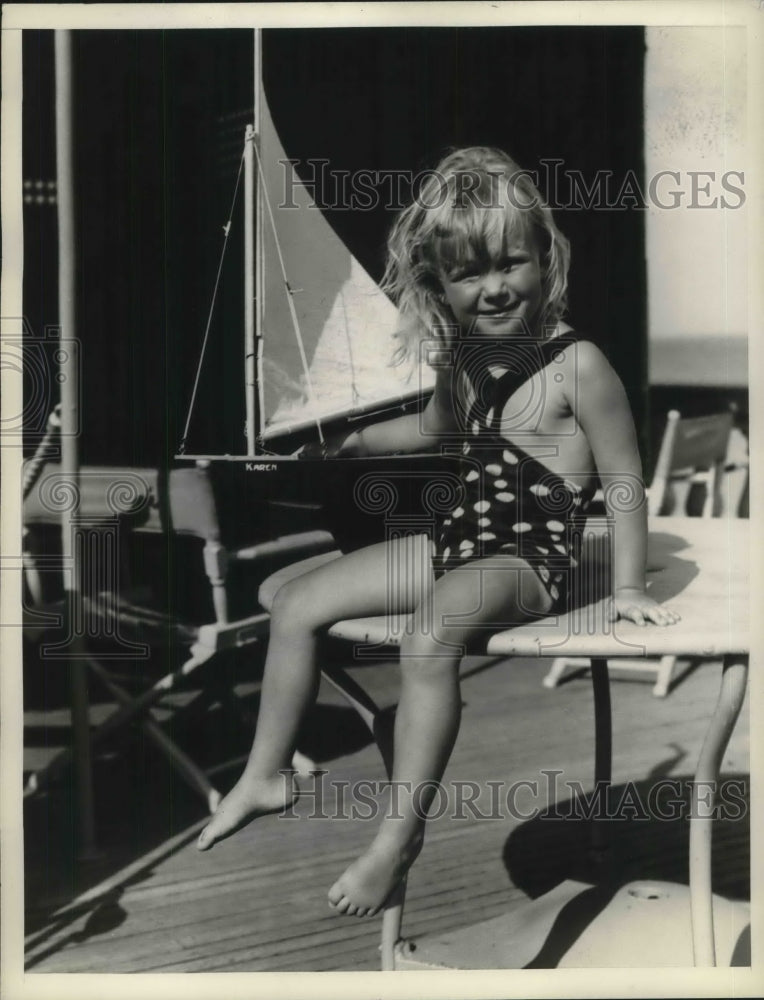 1936 Press Photo Three Year Old Karen Wylie Shows Her Entry - Historic Images